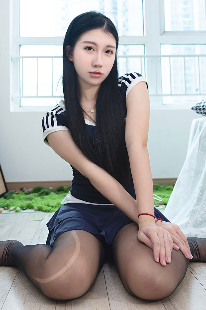 W363-黑色丝袜(脚尖加固)、裸足、短裙